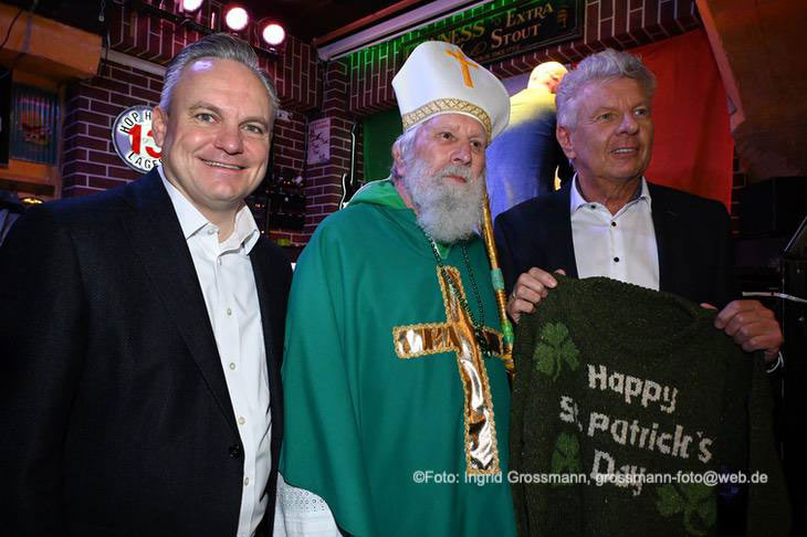 Wirtschaftsreferent Christian Scharpf, "St Patrick" Wolfgang Schramm und Oberb&uuml;rgermeister Dieter Reiter bei der Pressekonferenz zur St. Patricks Day Munich Parade 2026 (&copy;Foto: Ingrid Grossmann) 